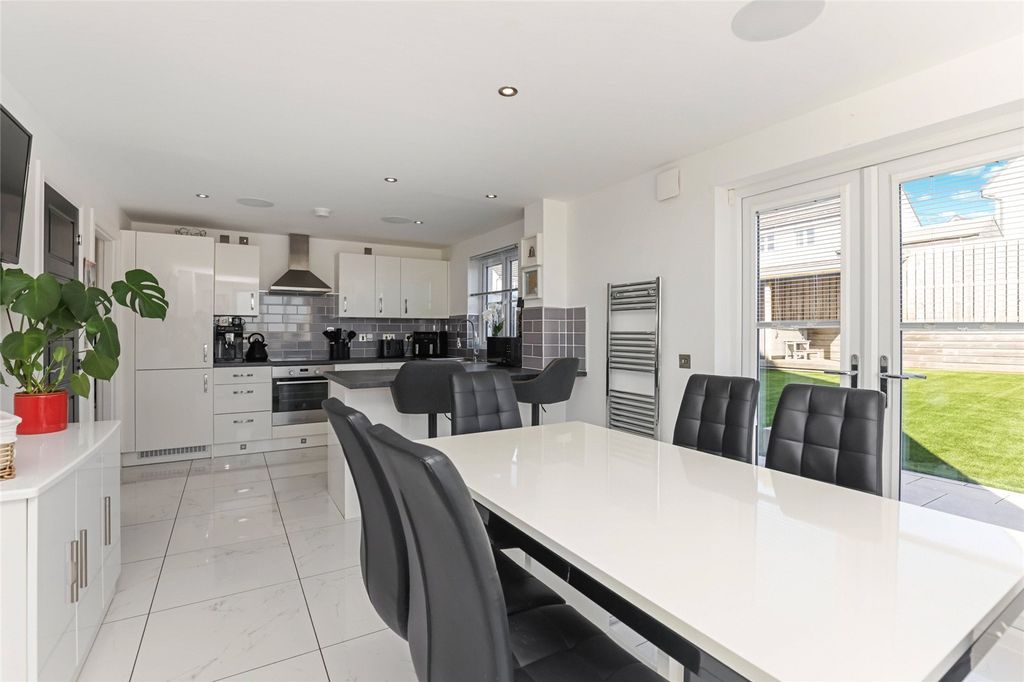 4 bed detached house for saleMerchiston Oval, Brookfield PA5 photo 5