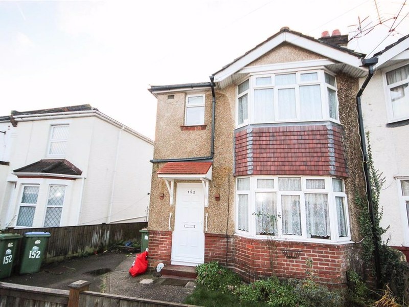 3 Bed Semi-Detached House, Warren Avenue, SO16, N1 7GU