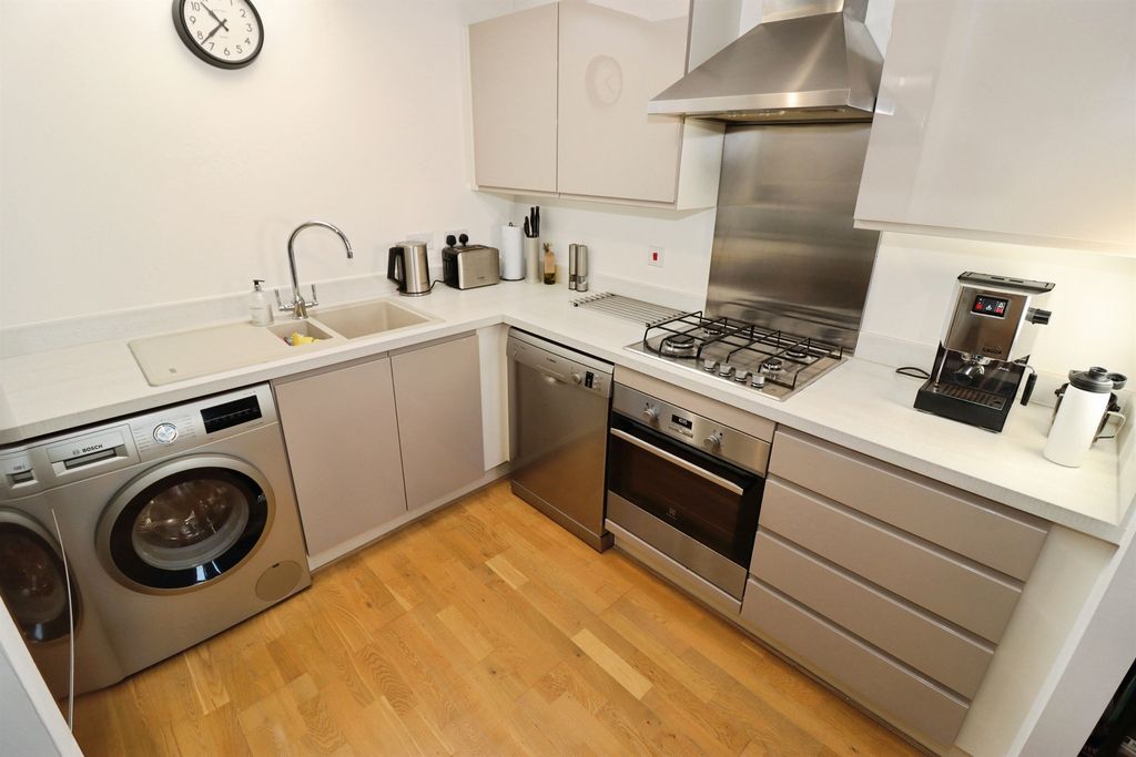 2 bed flat for saleJohn Caller Crescent, Bristol BS16 photo 4