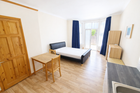 Church Lane, London N8, Studio to rent