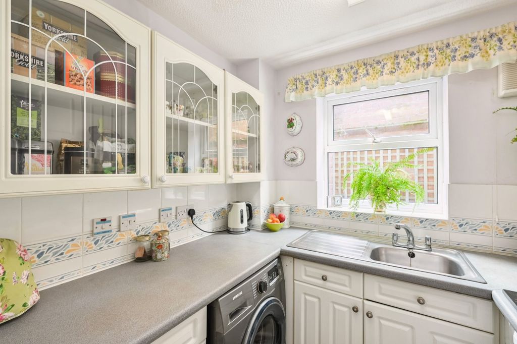 Additional image 7 of 2 bed flat for saleBarbican Mews, York YO10