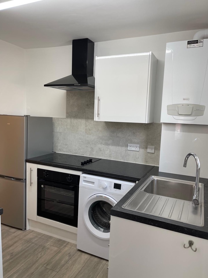 Additional image 2 of 1 Bed Flat, Pitcroft Avenue, RG6, N1 7GU