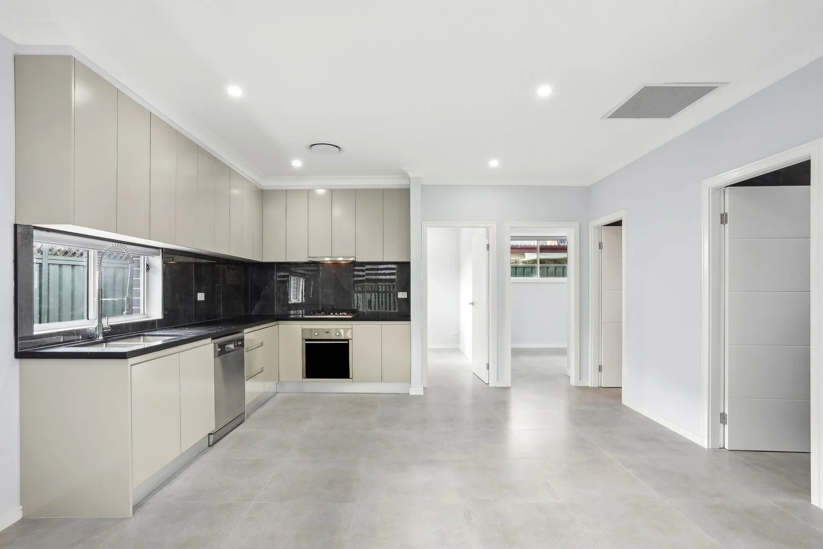1/32 Kelvin Parade, Picnic Point NSW 2213