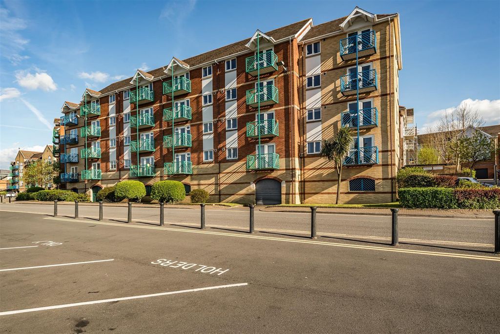 2 bed flat for saleAmbassador House, Marina, Swansea SA1