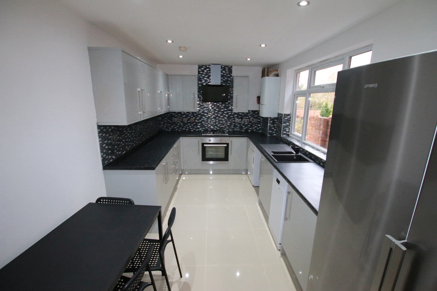 6 Bed Terraced House, Grange Avenue, RG6, N1 7GU