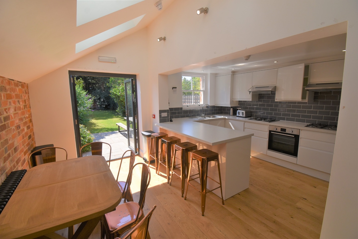 6 Bed Terraced House, Donnington Road, RG1, N1 7GU