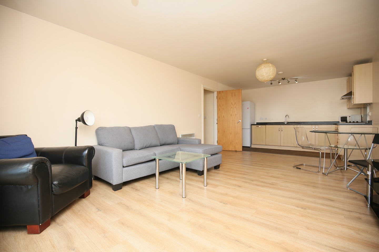 2 Bed Flat, Beauchamp House, CV1, N1 7GU photo 3