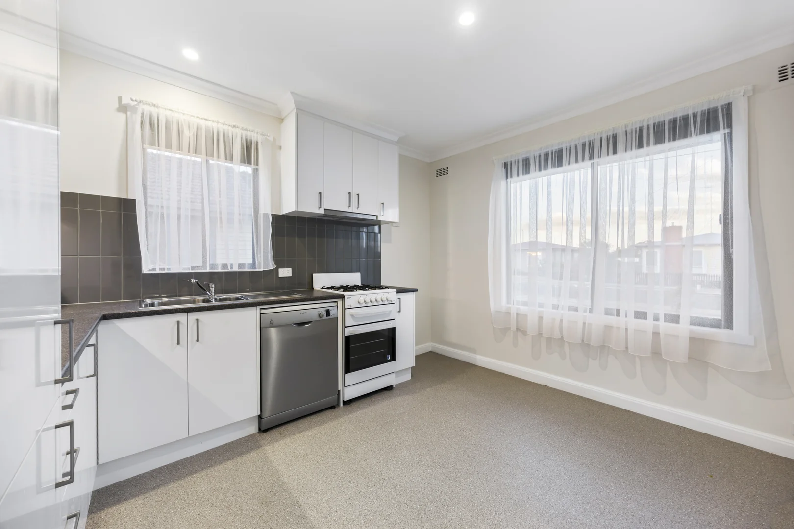 21 Wattle Avenue, Wendouree VIC 3355 photo 3