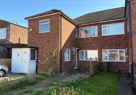 8 Essex Close, Romford, Essex RM7