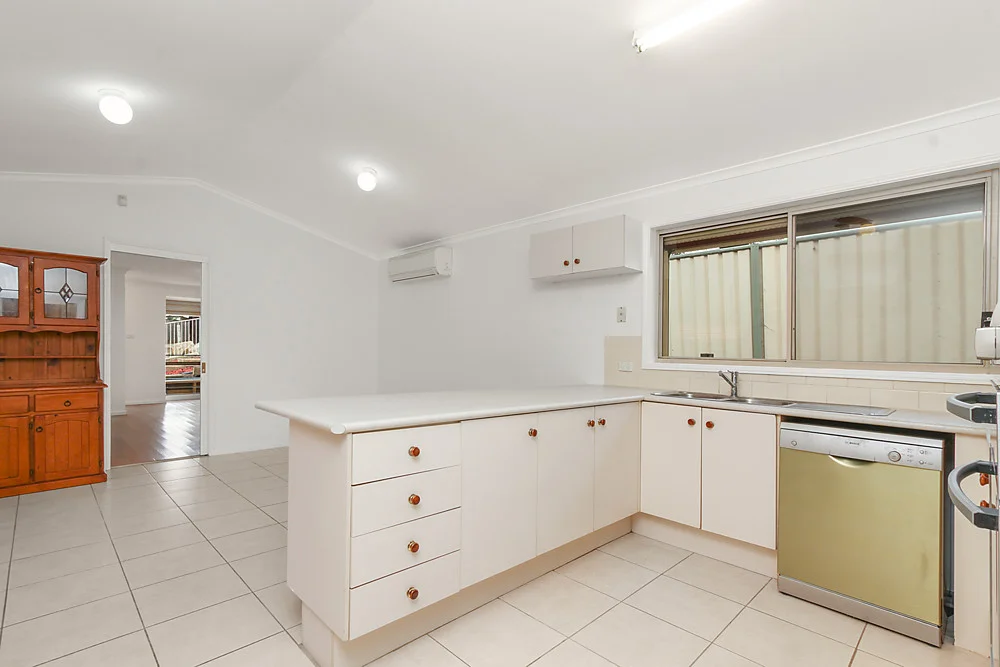 6 Yass Close, Prestons NSW 2170 photo 2