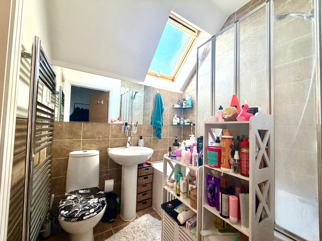 Additional image 6 of 1 bed flat for saleManor Court, Thorpe Road, Staines-Upon-Thames, Surrey TW18