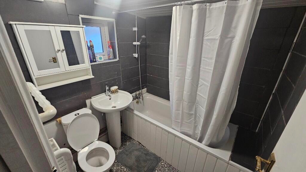 Additional image 4 of 3 Bed Flat, University Area Available Now, RG6, N1 7GU