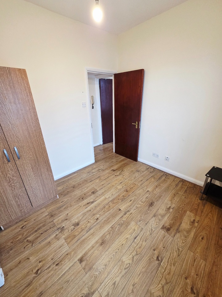 1 Bed Flat, Oldfield Grove, SE16, N1 7GU photo 5