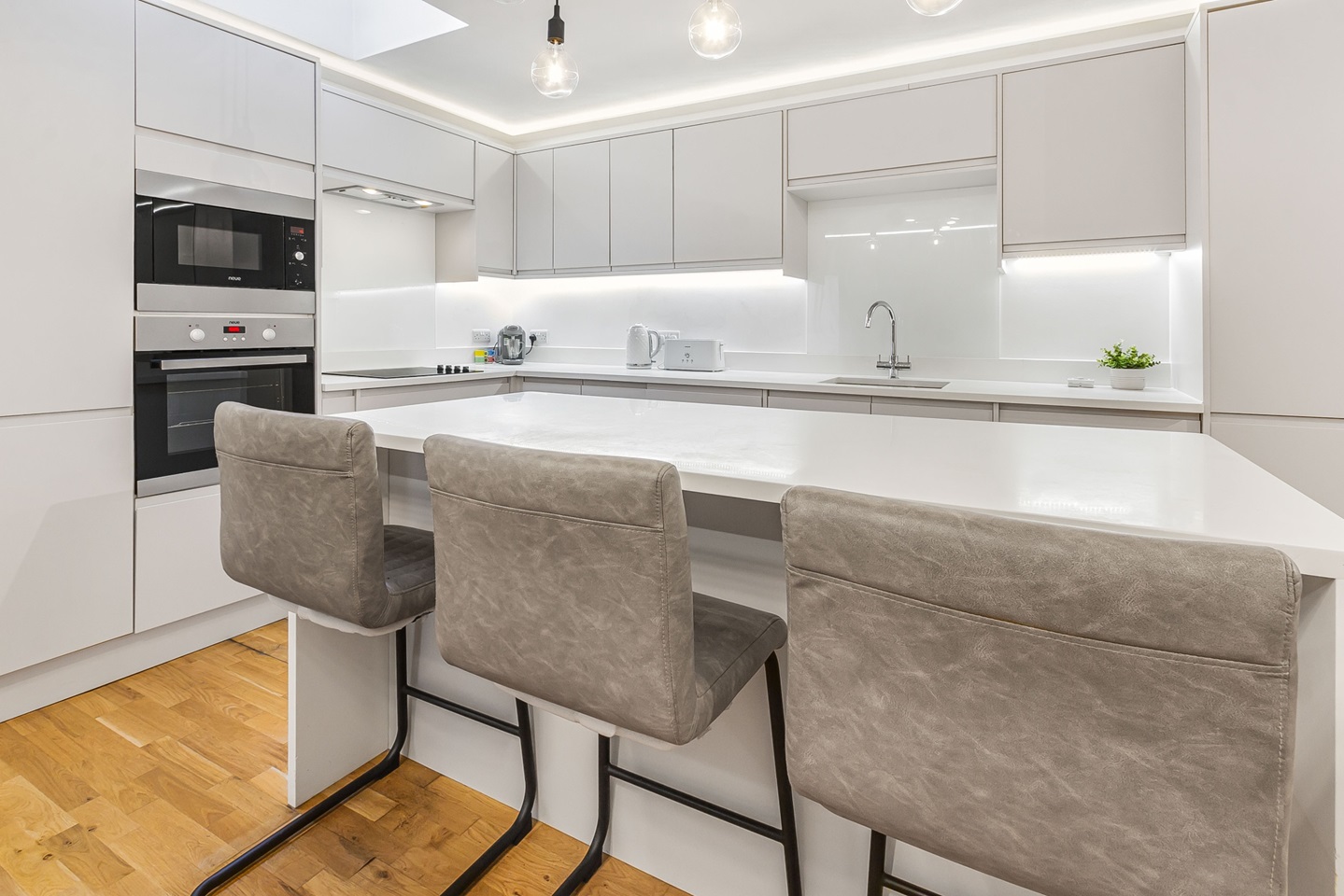 3 Bed Semi-Detached House, Hove Park Villas, BN3, N1 7GU photo 2