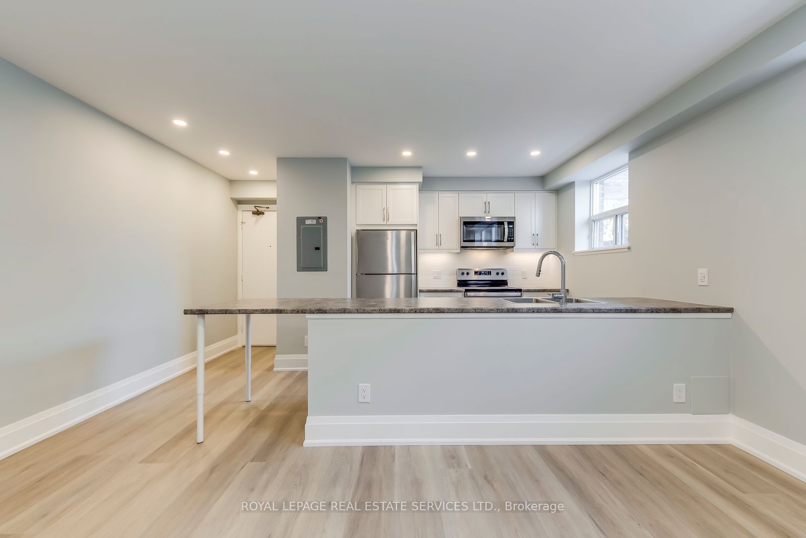 Additional image 6 of 320 Lakeshore Road W, Mississauga, ON, L5H 1G8