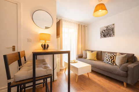 The Grange Estate, London N2, Studio to rent
