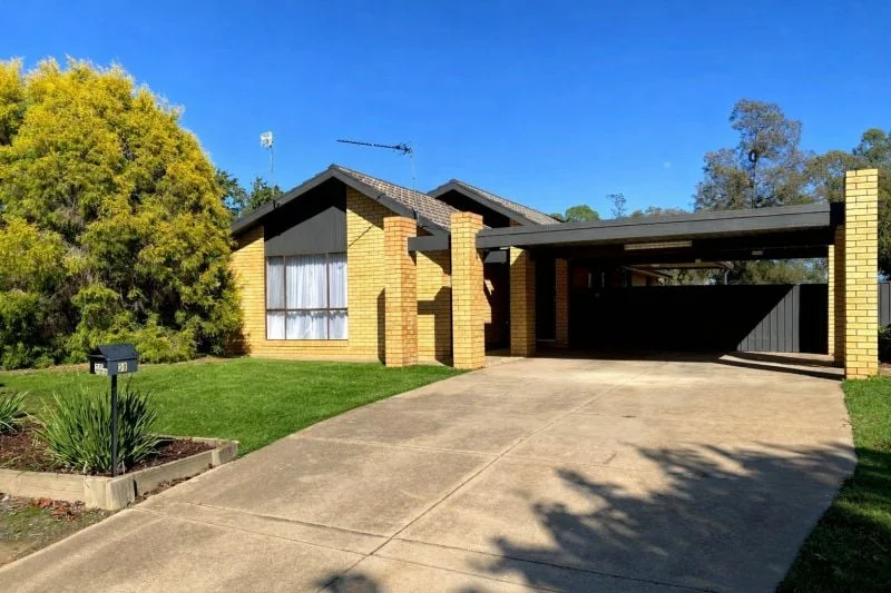 30 Pinaroo Drive, Glenfield Park NSW 2650