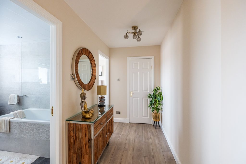 2 bed flat for saleDevine Court, Wishaw ML2 photo 3