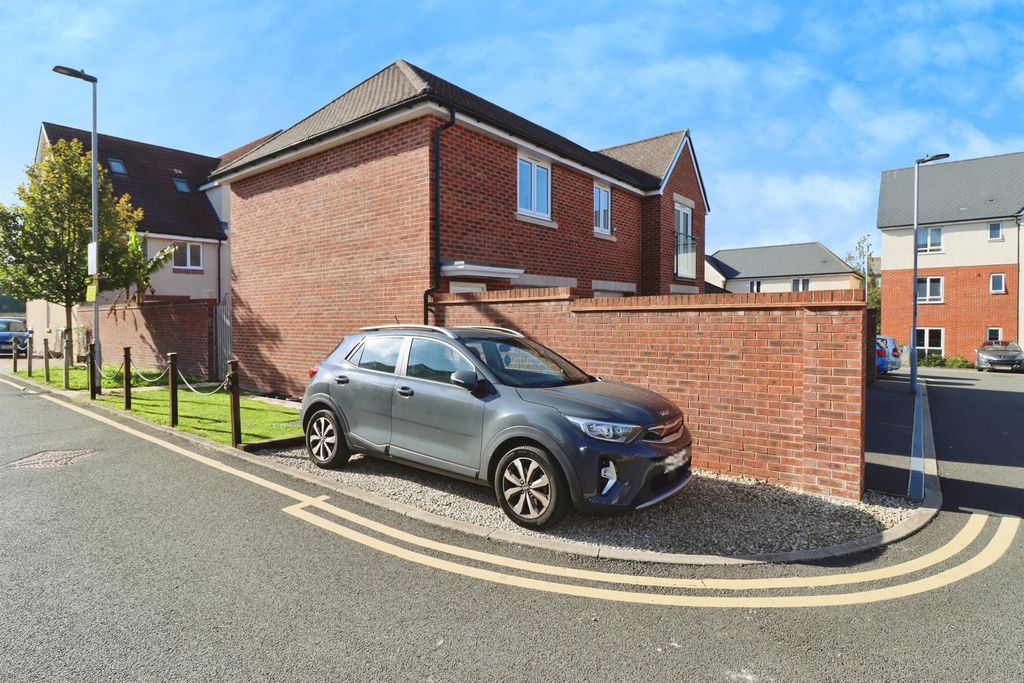 2 bed flat for saleJohn Caller Crescent, Bristol BS16 photo 3