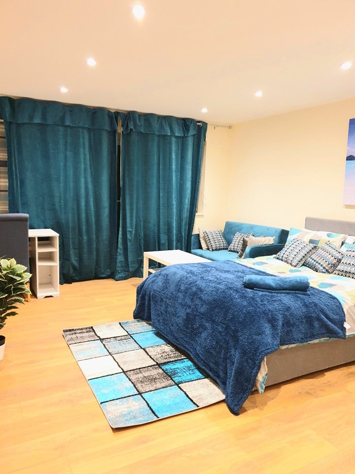 3 Bed End Terrace, Caravere Close, CB4, N1 7GU