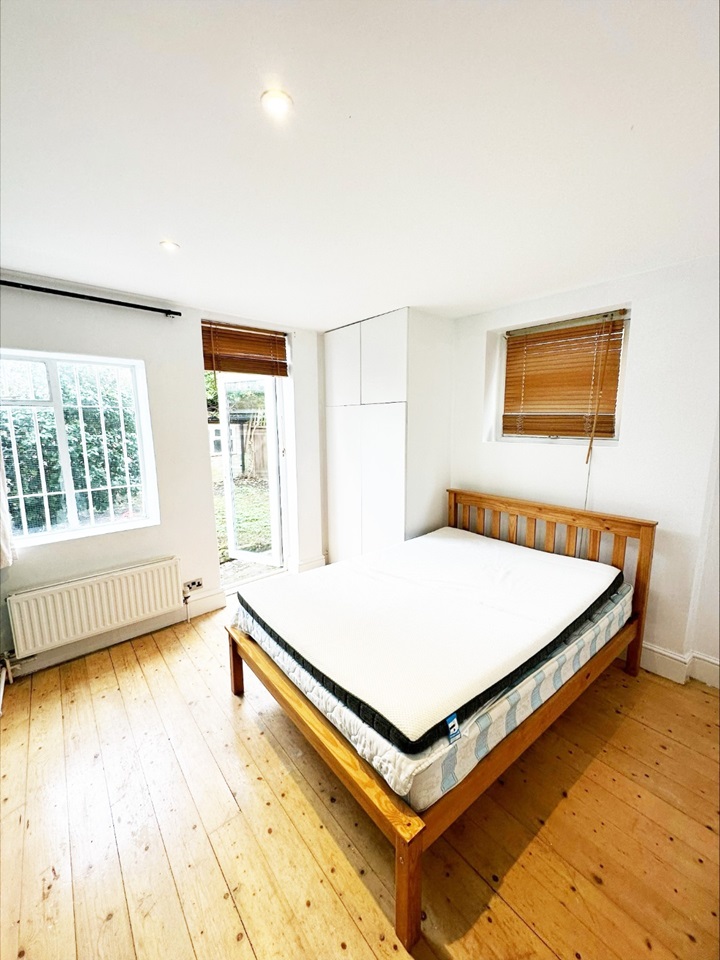 2 Bed Flat, Crescent Lane, SW4, N1 7GU photo 4