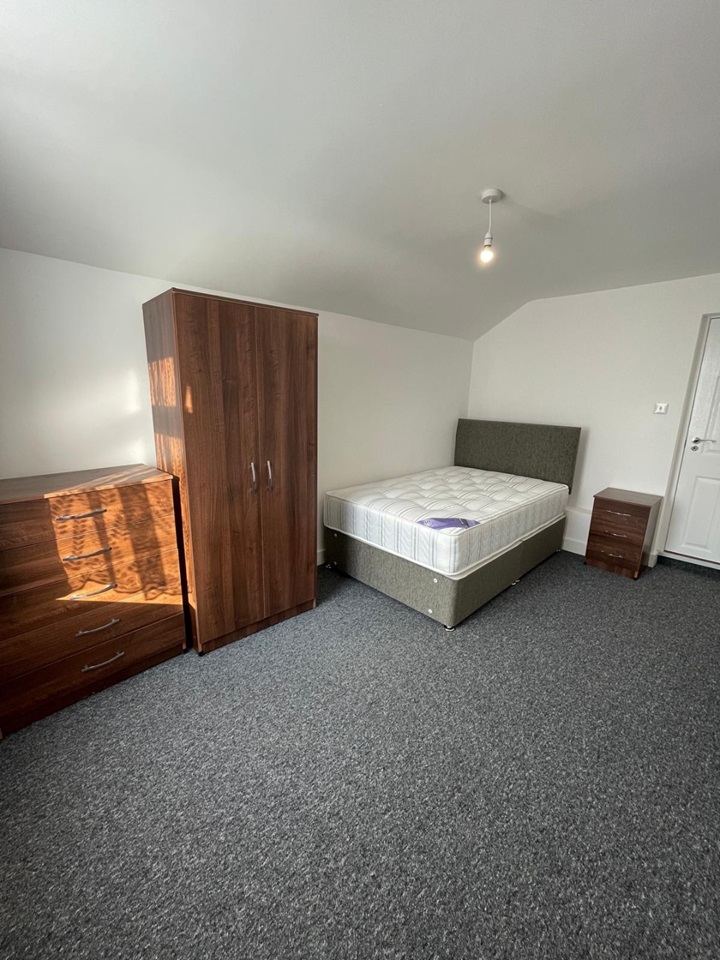 Additional image 11 of 1 Bed Flat, Pitcroft Avenue, RG6, N1 7GU