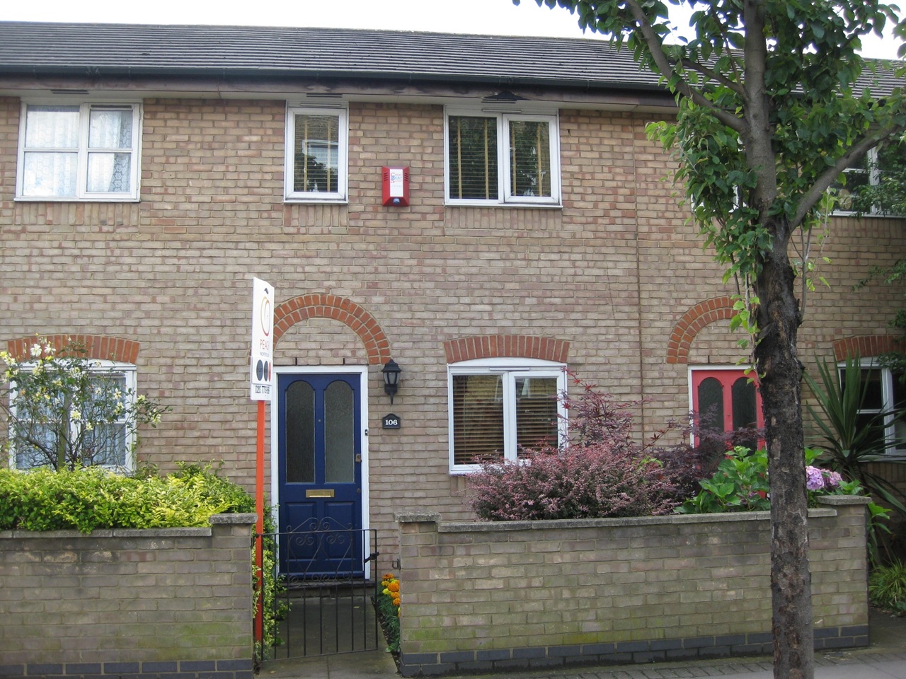 2 Bed Terraced House, Bishops Way, E2, N1 7GU photo 3