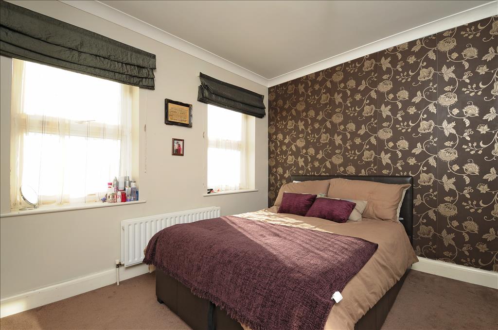 2 Bed Flat, St. John's Hill, SW11, N1 7GU photo 5