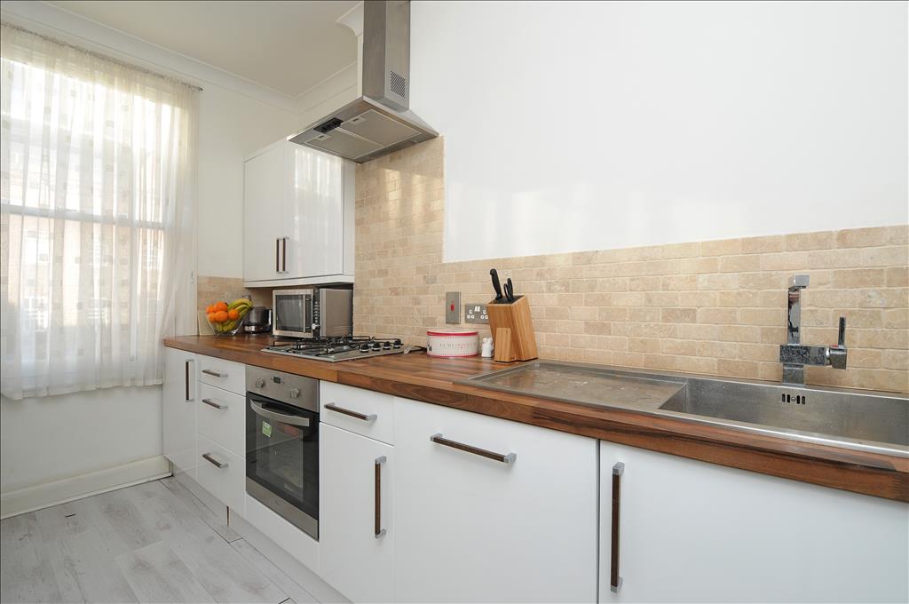 2 Bed Flat, St. John's Hill, SW11, N1 7GU photo 4