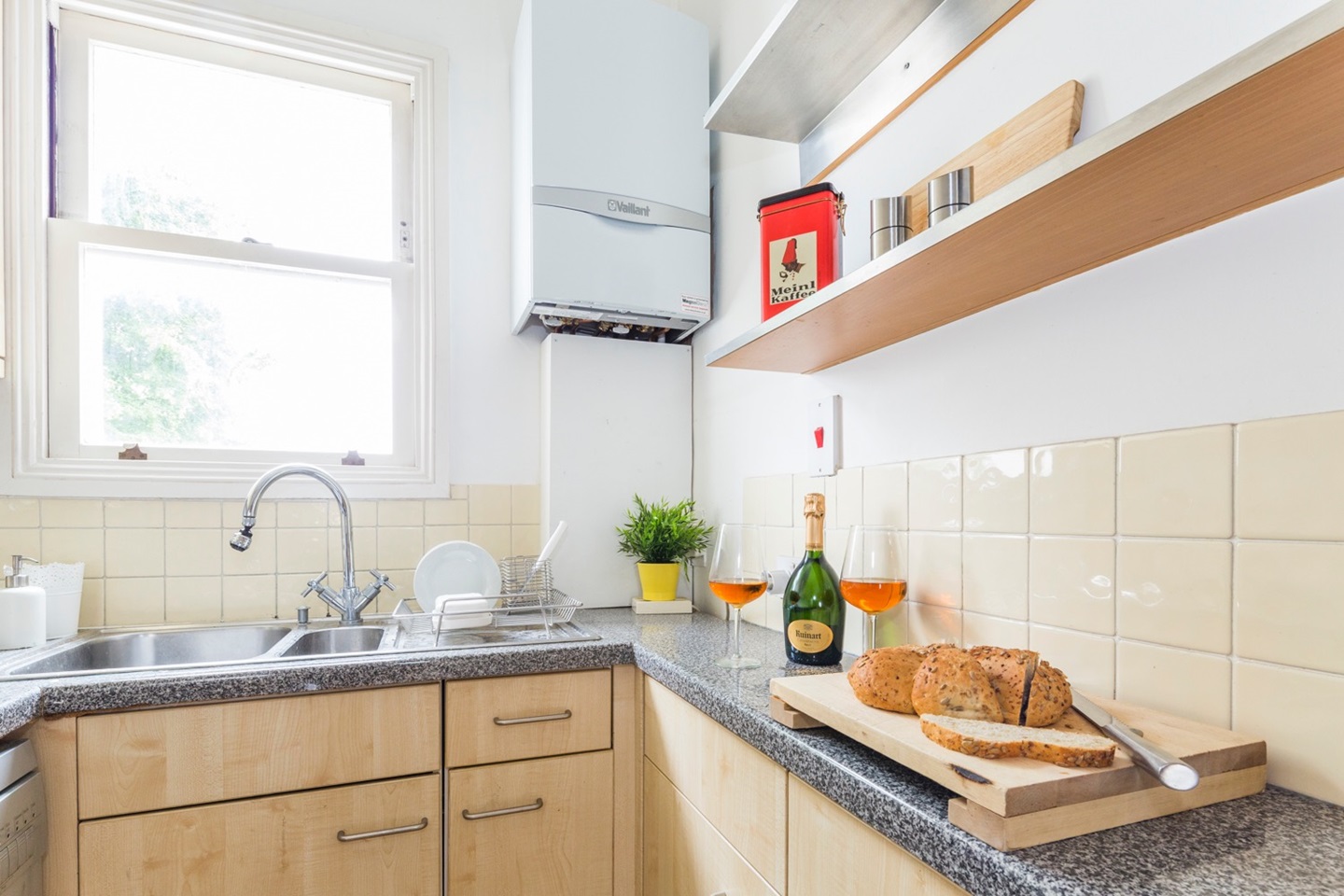 2 Bed Flat, Sinclair Road, W14, N1 7GU