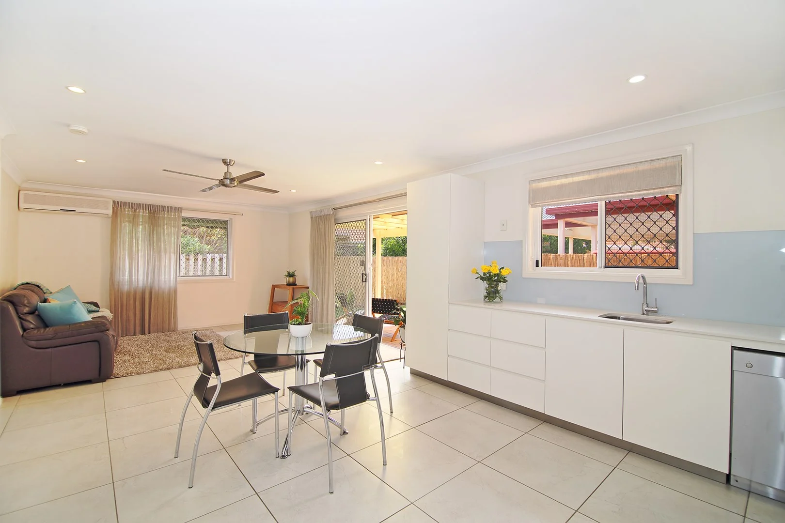 2/107 Rio Vista Bvd, Broadbeach Waters QLD 4218