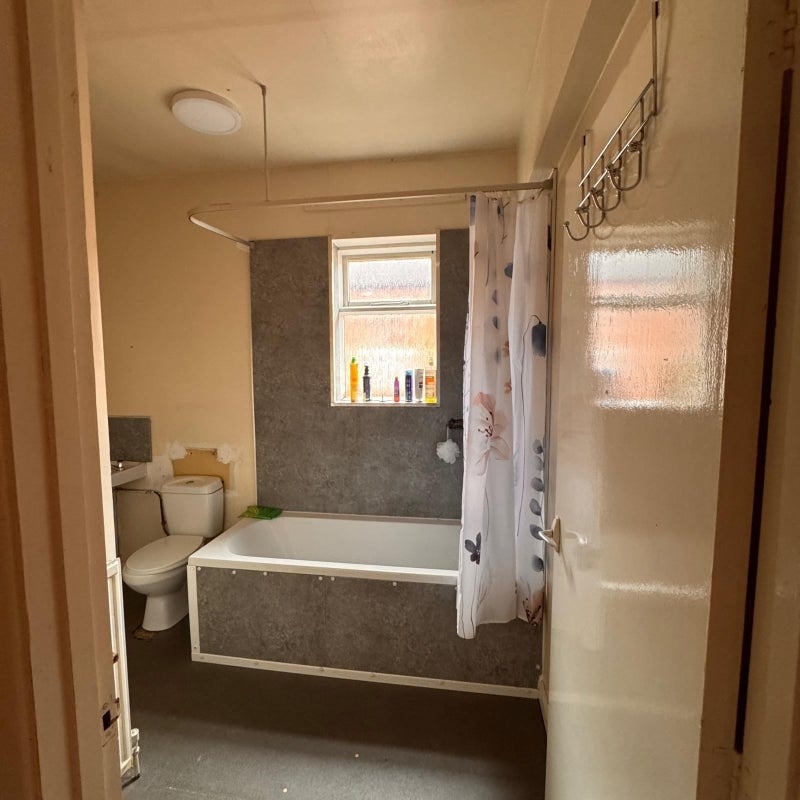 1 Bed Semi-Detached House, Glenfield Road, LE3, N1 7GU