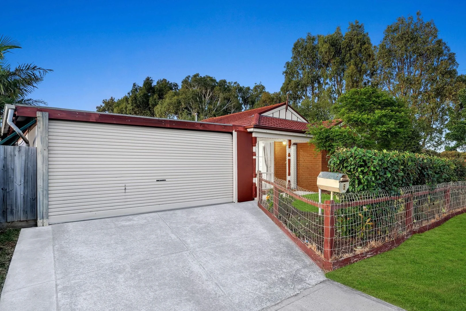 5 Kismet Close, Cranbourne West VIC 3977 photo 2