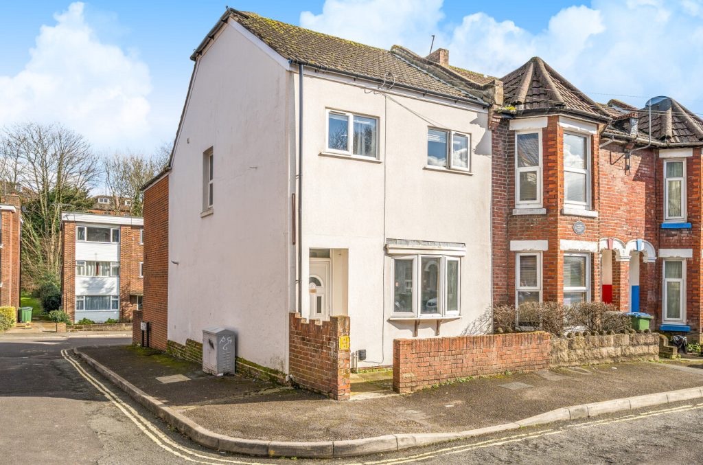 5 Bed End Terrace, Thackeray Road, SO17, N1 7GU