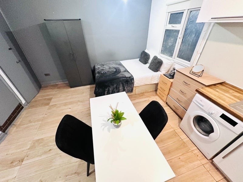 Studio Flat, Kilburn High Road, NW6, N1 7GU photo 2