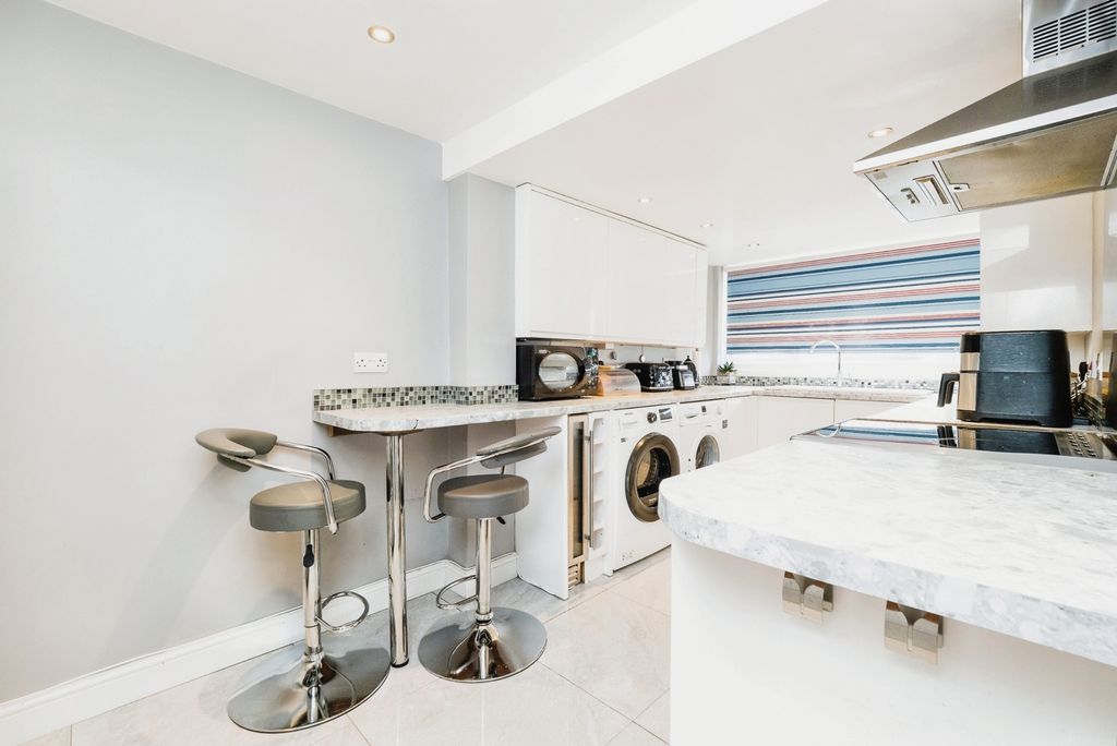 4 bed terraced house for saleNeave Crescent, Romford RM3 photo 5