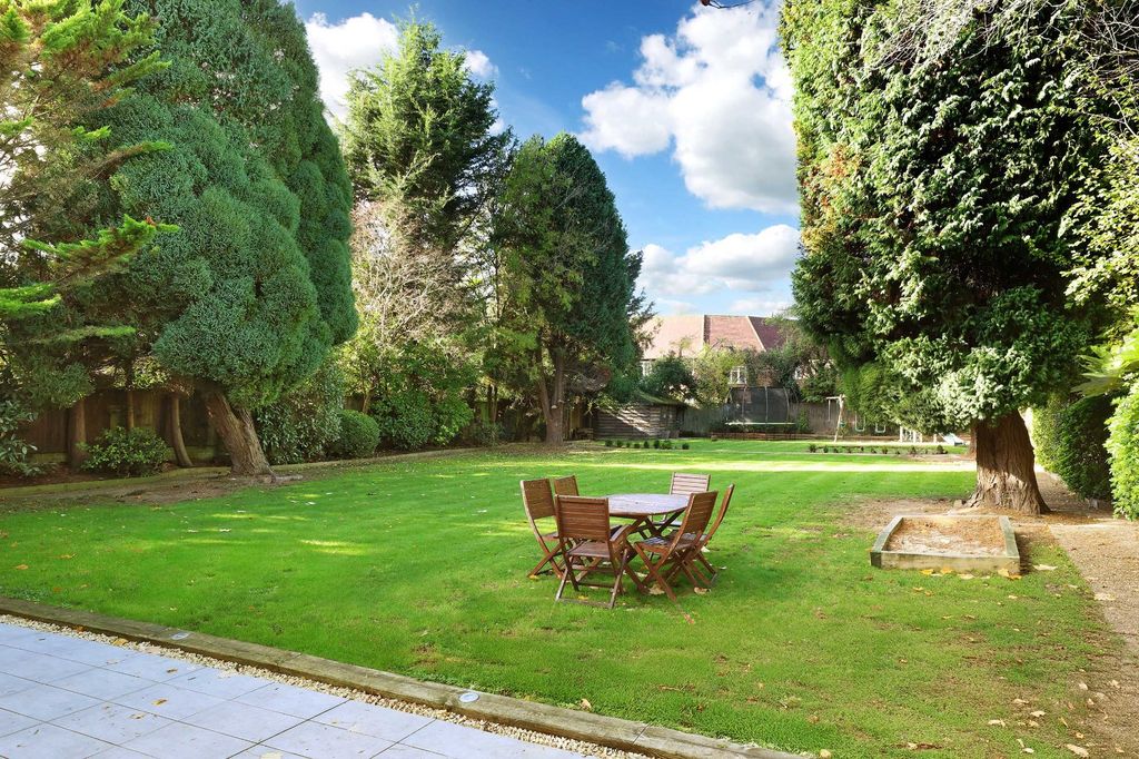 Additional image 5 of 5 bed detached house for saleWalkwood Rise, Beaconsfield, Buckinghamshire HP9