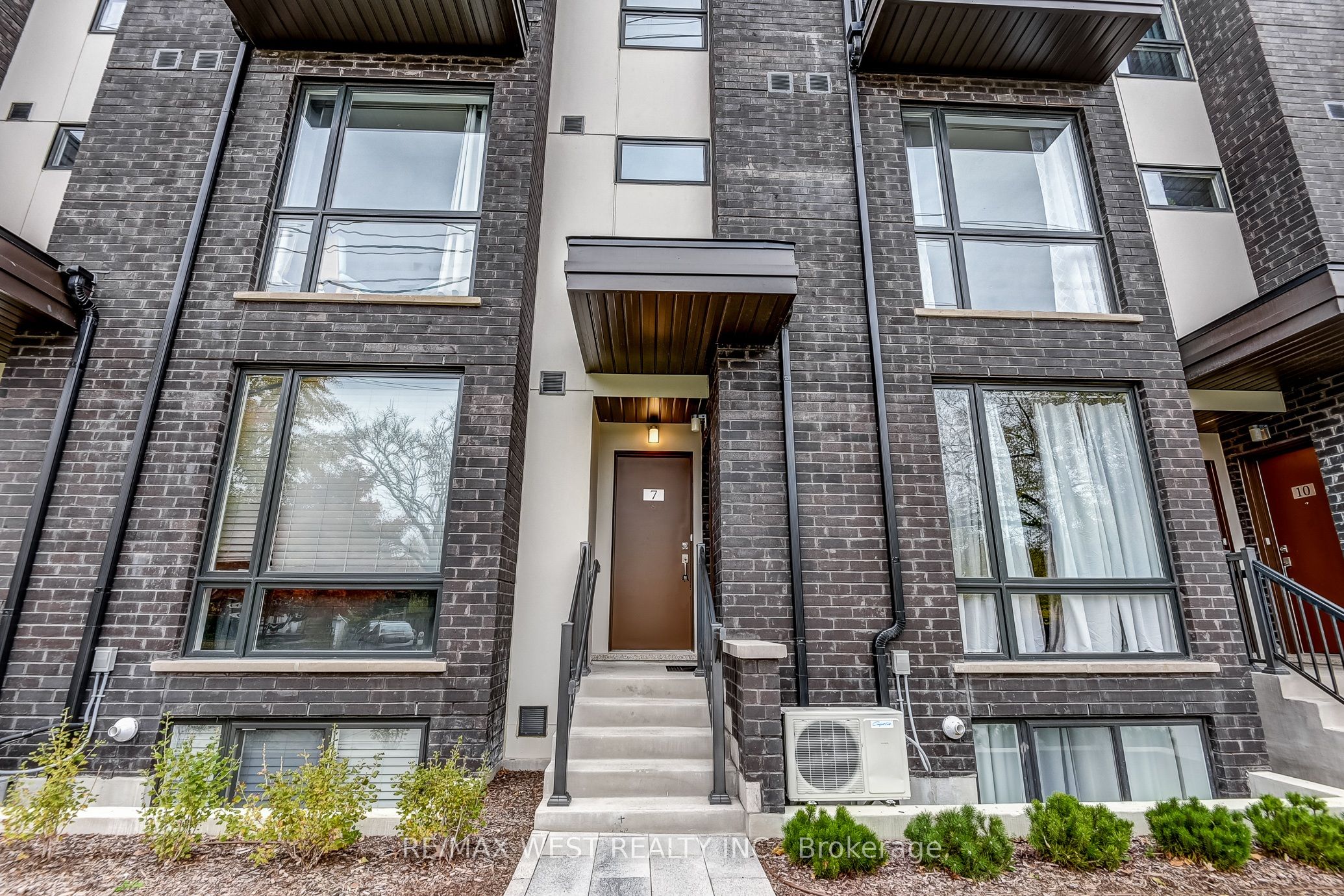 Additional image 2 of Th7-24 Fieldway Road, Toronto, ON, M8Z 3L1