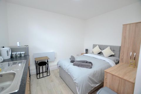 New Road, London E1, Studio to rent