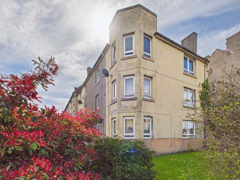 Royston Mains Gardens, Pilton, Edinburgh EH5