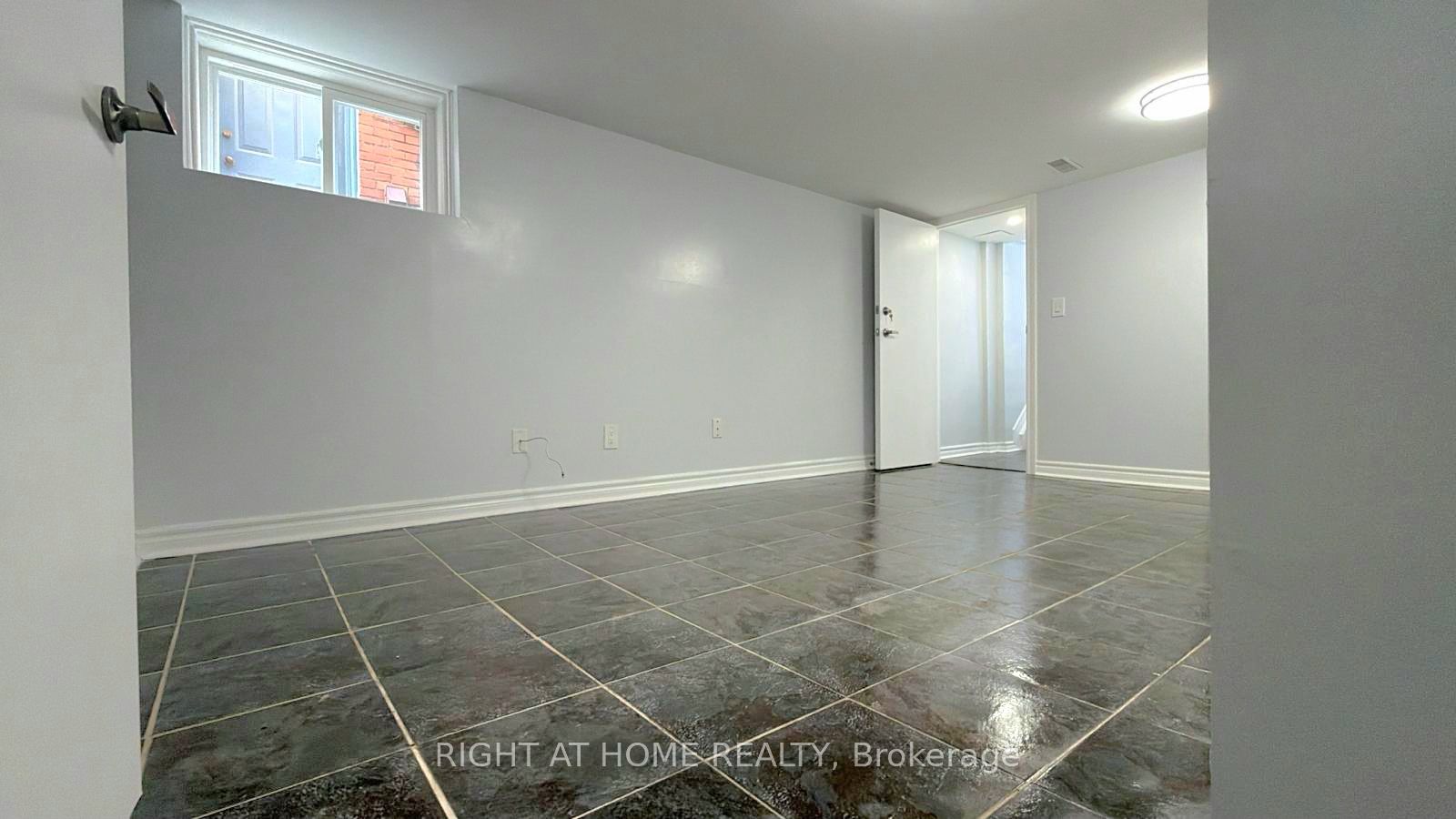 Basement-408 Strathmore Boulevard, Toronto, ON, M4C 1N5 photo 2