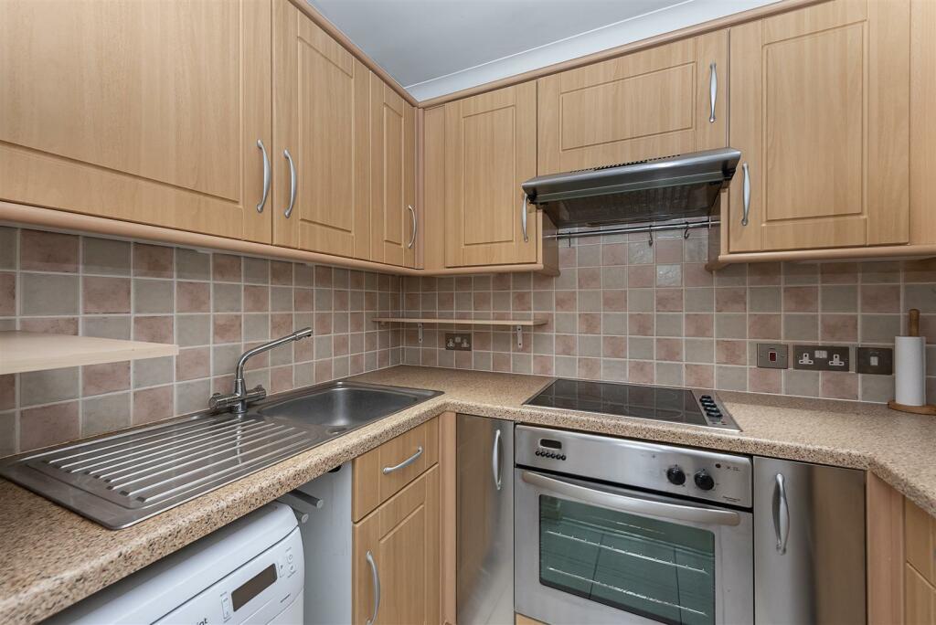 Roundwood Lane, Harpenden photo 3