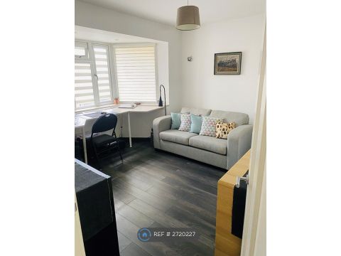 Willow Gardens, Reading RG2, Room to rent