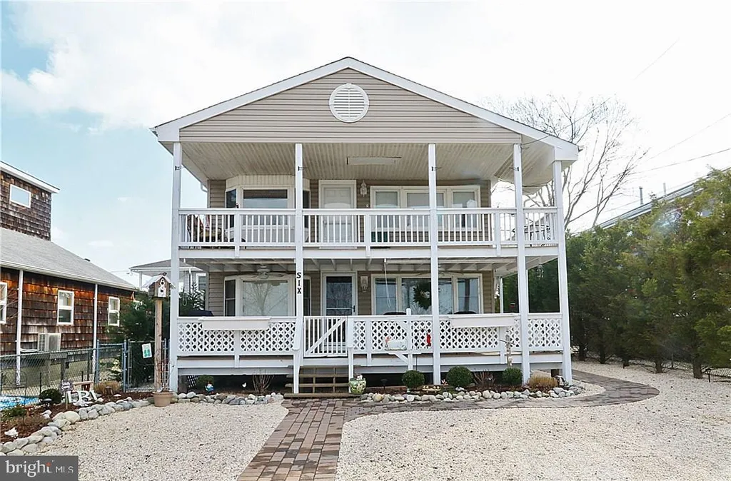 6 S Barnegat Avenue, Surf City, NJ 08008