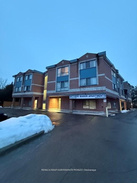 203-72 Lake Avenue, Richmond Hill, ON, L4E 2V4