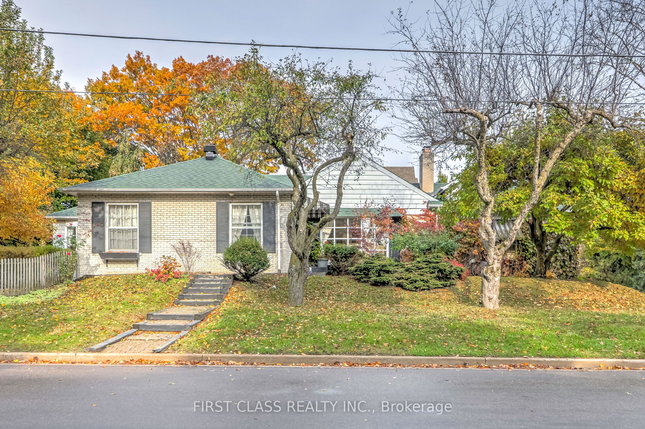 26 York Road, Toronto, ON, M2L 1M8