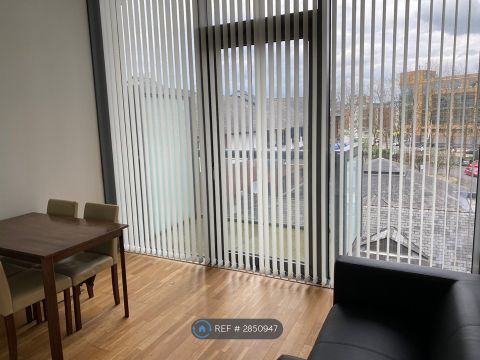 Abito, Salford M50
