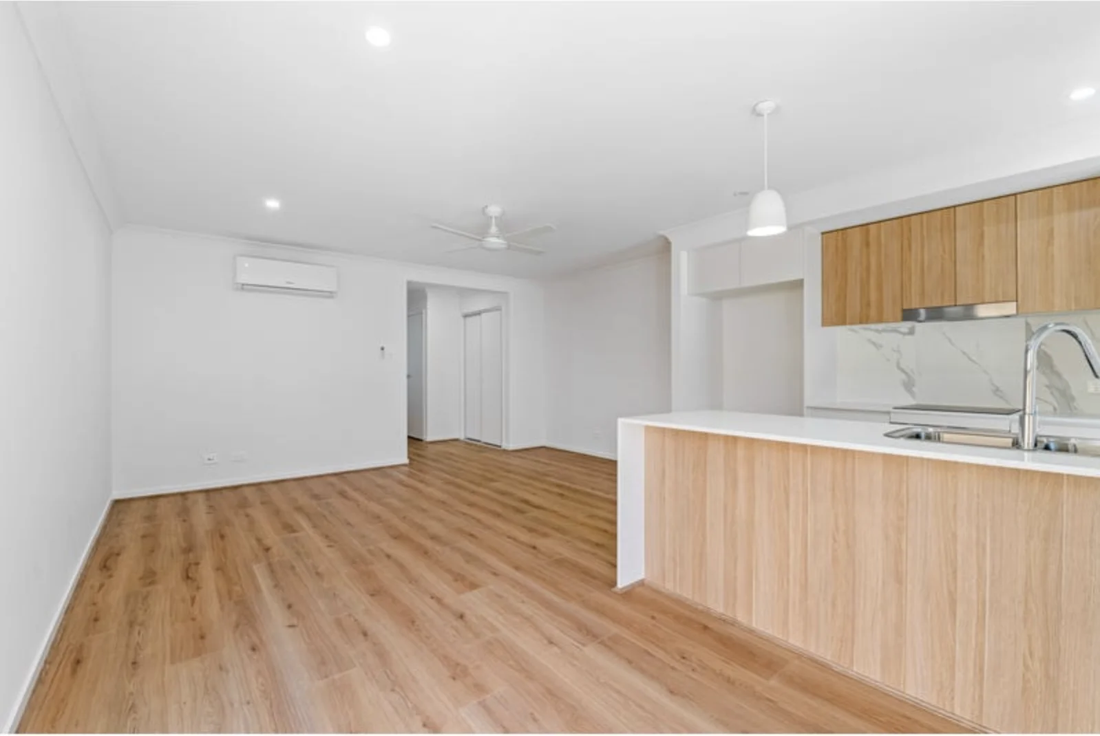 10 Waterway Crescent, Hillcrest QLD 4118 photo 3