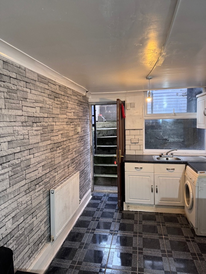 Studio Flat, Basement Studio, LS12, N1 7GU photo 3