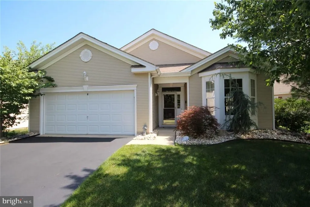 15 Edgewater Path, Barnegat, NJ 08005